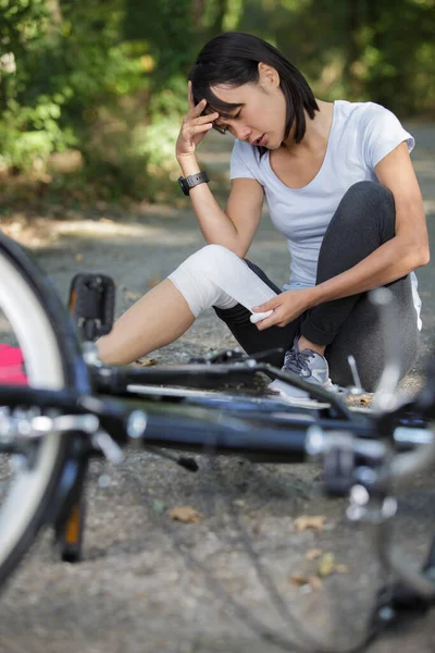 Donna Bendaggio Ginocchio Dopo Incidente Bicicletta — Foto Stock