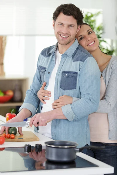 Amando Alegre Jovem Casal Abraçando Cozinhando Juntos — Fotografia de Stock