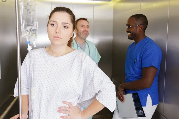 Paziente Sentirsi Male Ascensore Ospedale — Foto Stock