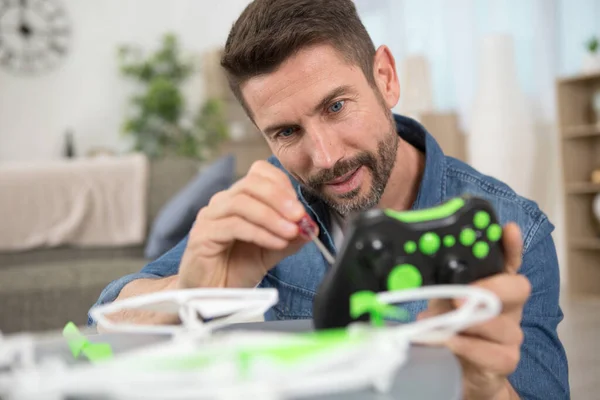 Man Test Nieuw Speelgoed Bureau — Stockfoto