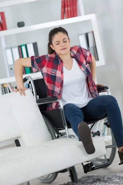 Handikappade Kvinna Försöker Webbplats Soffa — Stockfoto