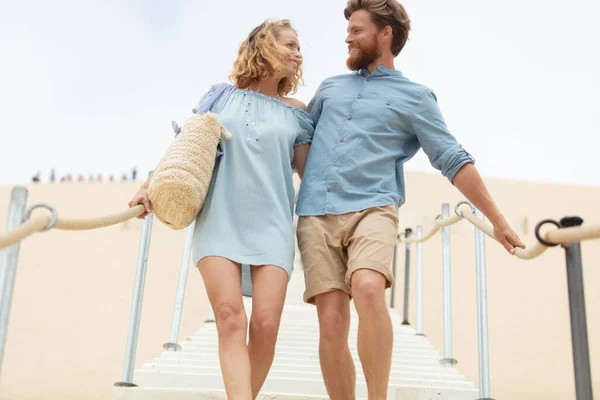 Couple Heureux Marchant Main Dans Main Plage — Photo