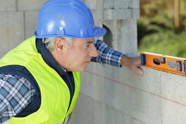 Mężczyzna Pracownik Mocujący Ścianę Placu Budowy — Zdjęcie stockowe