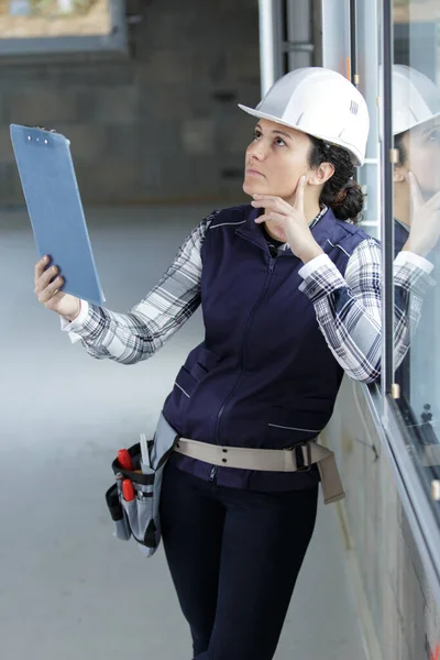 Bauarbeiterin Auf Baustelle Hält Klemmbrett — Stockfoto