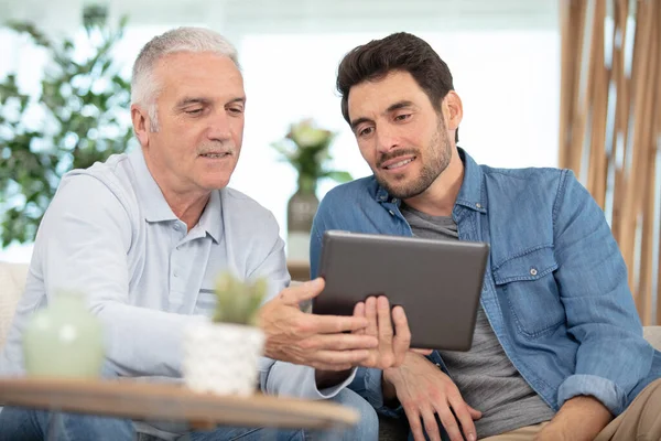 Dos Hombres Mirando Tableta Hogar — Foto de Stock