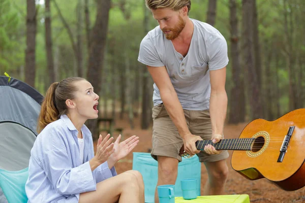 Fidanzato Arrabbiato Vuole Rompere Sua Chitarra — Foto Stock