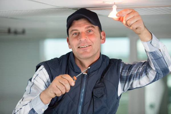 Een Man Die Thuis Licht Repareert — Stockfoto