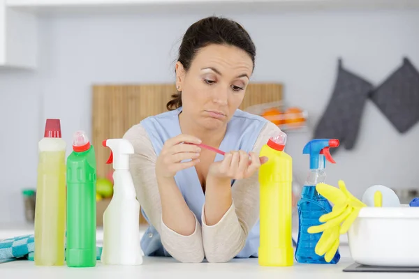 Mujer Joven Cansada Cocina Con Montón Productos Limpieza —  Fotos de Stock