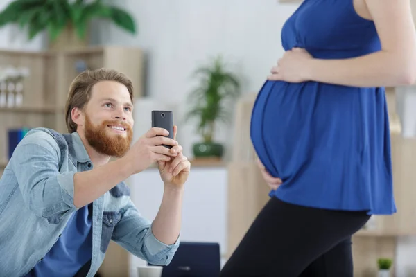 Homem Tirar Uma Foto Mulher Grávida — Fotografia de Stock