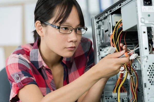 Een Geconcentreerde Jonge Vrouw Die Met Kabels Werkt — Stockfoto