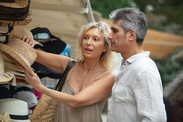 Couple Vacances Essayer Chapeaux Dans Marché — Photo