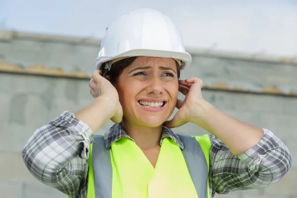Porträt Einer Bauarbeiterin Die Ihre Ohren Bedeckt — Stockfoto