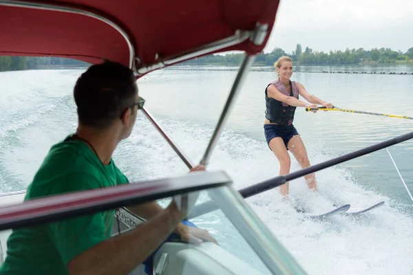 Frau Trainiert Auf Wasserski Auf Einem Boot — Stockfoto