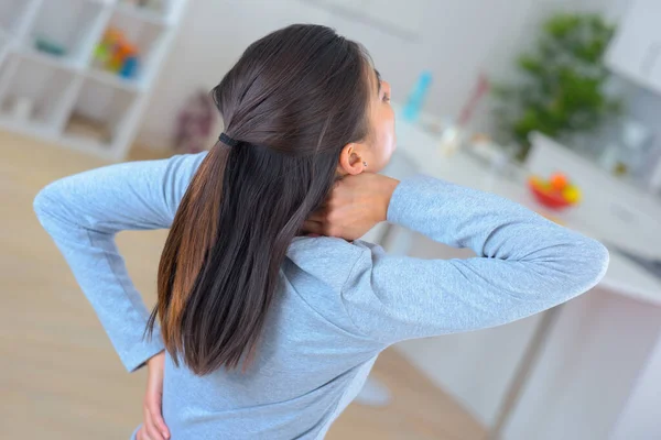 Atractiva Mujer Con Dolor Espalda Casa — Foto de Stock