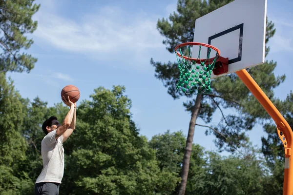 Deportista Apuntando Aro Baloncesto —  Fotos de Stock