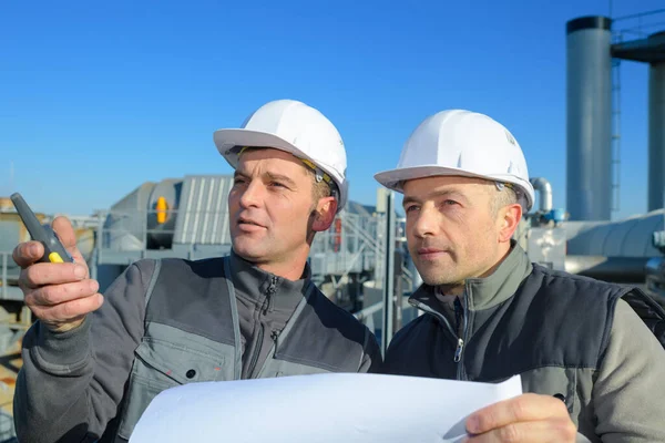 Equipe Engenheiros Construção Olhando Para Local — Fotografia de Stock