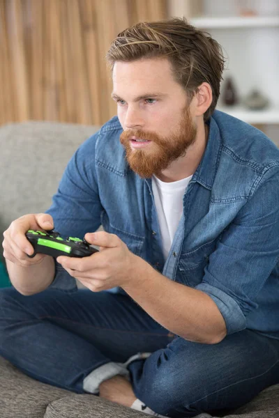 Joven Jugando Videojuegos — Foto de Stock