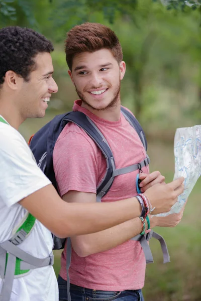 Jovens Caminhantes Sexo Masculino Olhando Para Mapa — Fotografia de Stock
