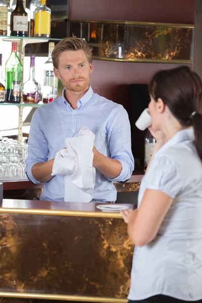Barman Falando Com Cliente Bonito Bar — Fotografia de Stock