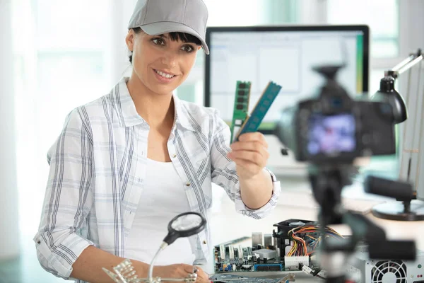 Feminino Reparador Eletrônico Famouse Blogger — Fotografia de Stock