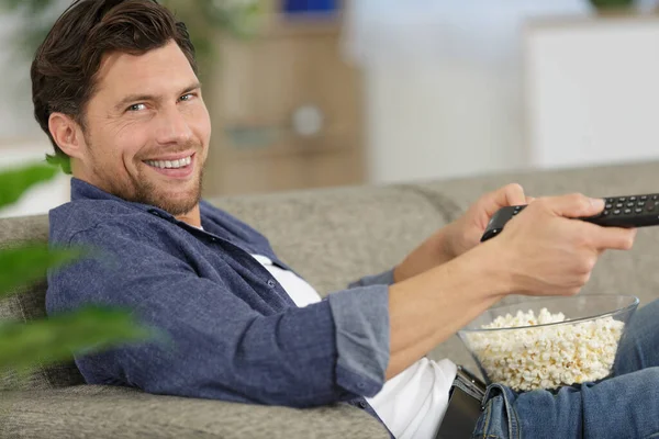 Mann Auf Sofa Mit Popcorn Fernbedienung — Stockfoto