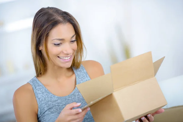 Jovencita Mirando Caja Cartón Abierta —  Fotos de Stock