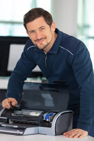 Hardware Reparateur Repareert Kapotte Printer Fax Machine — Stockfoto