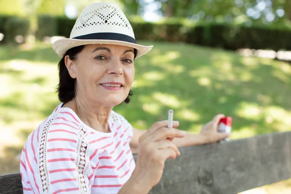Anziana Donna Matura Fumare Sigaretta Nel Parco — Foto Stock