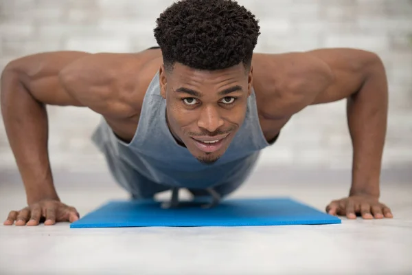 Fitness Guy Treinamento Tapete Exercício Sua Própria Sala Estar — Fotografia de Stock