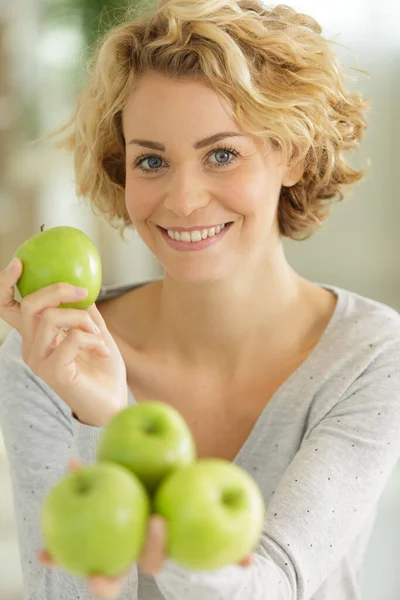 Ευτυχισμένη Γυναίκα Που Κρατάει Πράσινα Μήλα — Φωτογραφία Αρχείου