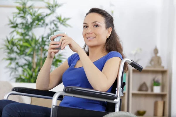 車椅子の障害者の女性は — ストック写真