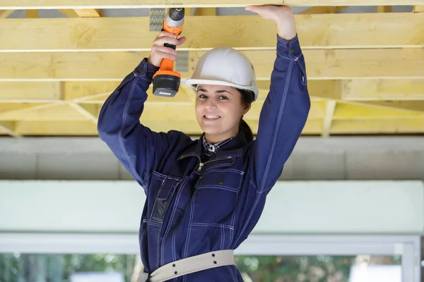 Mulher Construtor Perfuração Parede — Fotografia de Stock