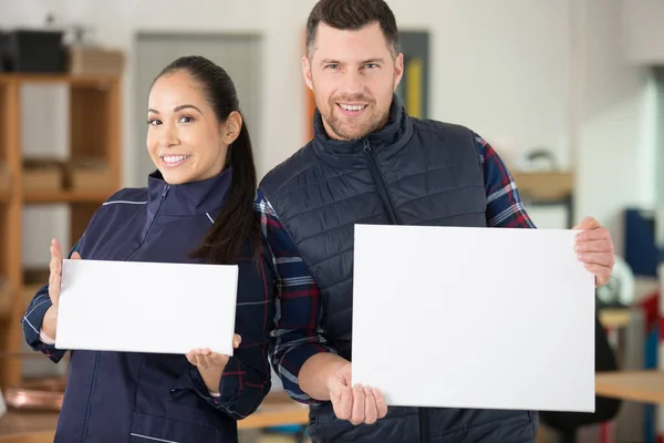 Constructor Femenino Masculino Sosteniendo Tableros Blancos —  Fotos de Stock