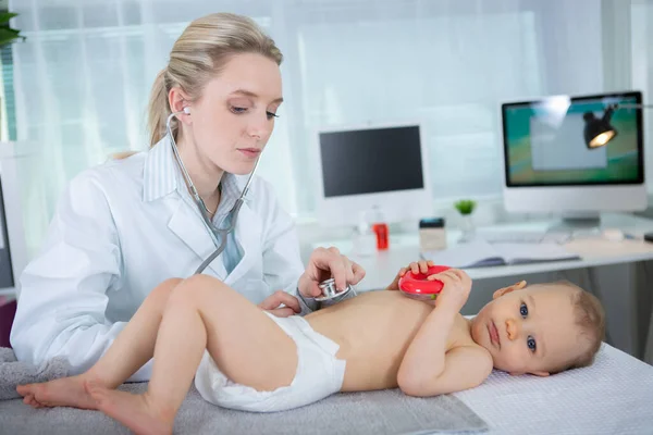 Kinderarzt Hört Baby Herzschlag Mit Stethoskop — Stockfoto