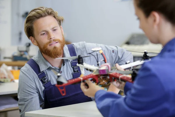 Een Man Vliegt Met Een Drone Een Fabriek — Stockfoto