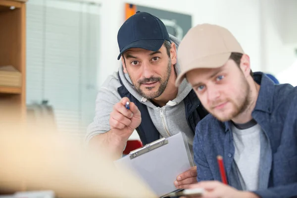 Portrait Senior Carpenter Teaching Apprentice — Stock Photo, Image