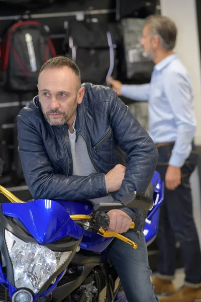 Homem Bonito Jaqueta Couro Preto Está Comprando Uma Moto — Fotografia de Stock