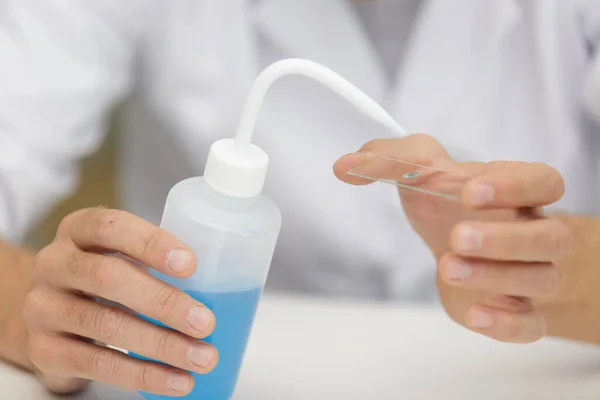 Wissenschaftler Der Mit Flüssigkeiten Arbeitet — Stockfoto