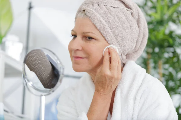 Happy Elderly Woman Removing Her Make — Stock Photo, Image