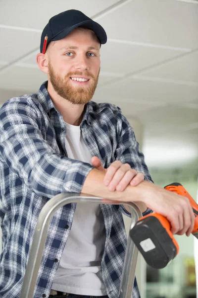 Ung Kille Poserar Byggarbetsplatsen — Stockfoto