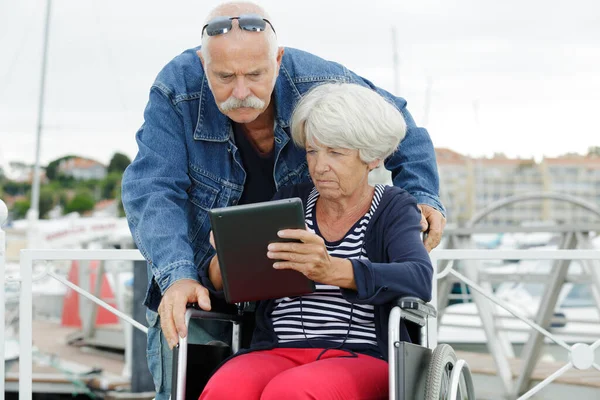 Idős Férfi Segít Feleség Tolószék Tabletta — Stock Fotó
