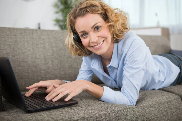 Sorrindo Muito Freelancer Sentado Sofá Amarelo Com Laptop — Fotografia de Stock