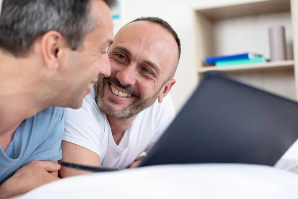 Homosexuella Par Som Använder Laptop Hemma — Stockfoto