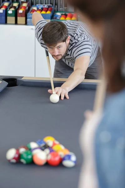 Man Spelen Pool Tafel Biljart Spel — Stockfoto