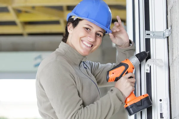 Woman Using Drill Ladder — Stock Photo, Image