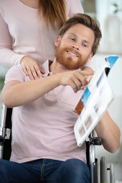 Gehandicapte Man Toont Reisbrochure Aan Zijn Vriendin — Stockfoto