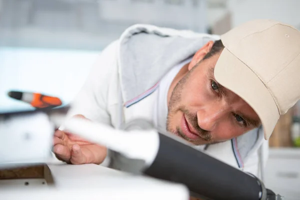 Jovem Reparador Que Trabalha Cozinha Com Arma Silicone — Fotografia de Stock