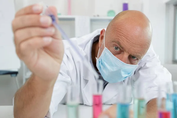 Mature Worker Using Pipette — Stock Photo, Image