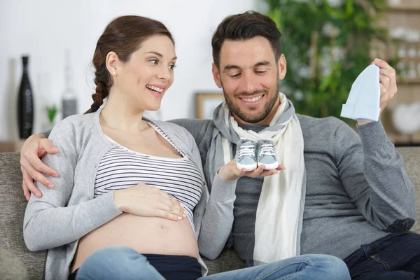 Una Coppia Felice Attesa Bambino — Foto Stock