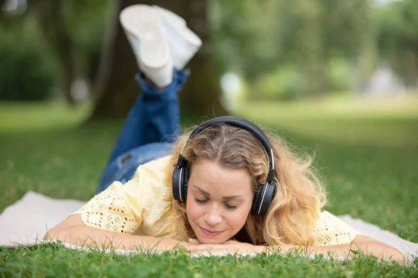 Woman Relaxing Outdoors Looking Happy Smiling — Stock Photo, Image